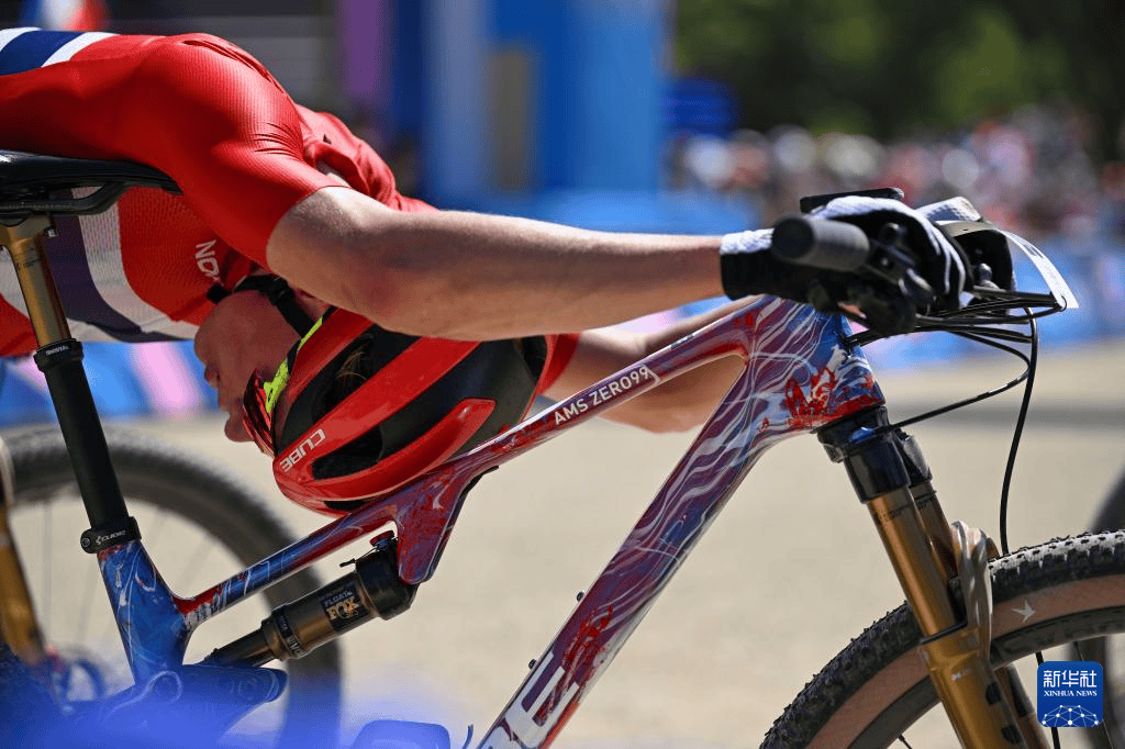 雷火电竞下载-英国男子自行车选手速度飙升，夺冠