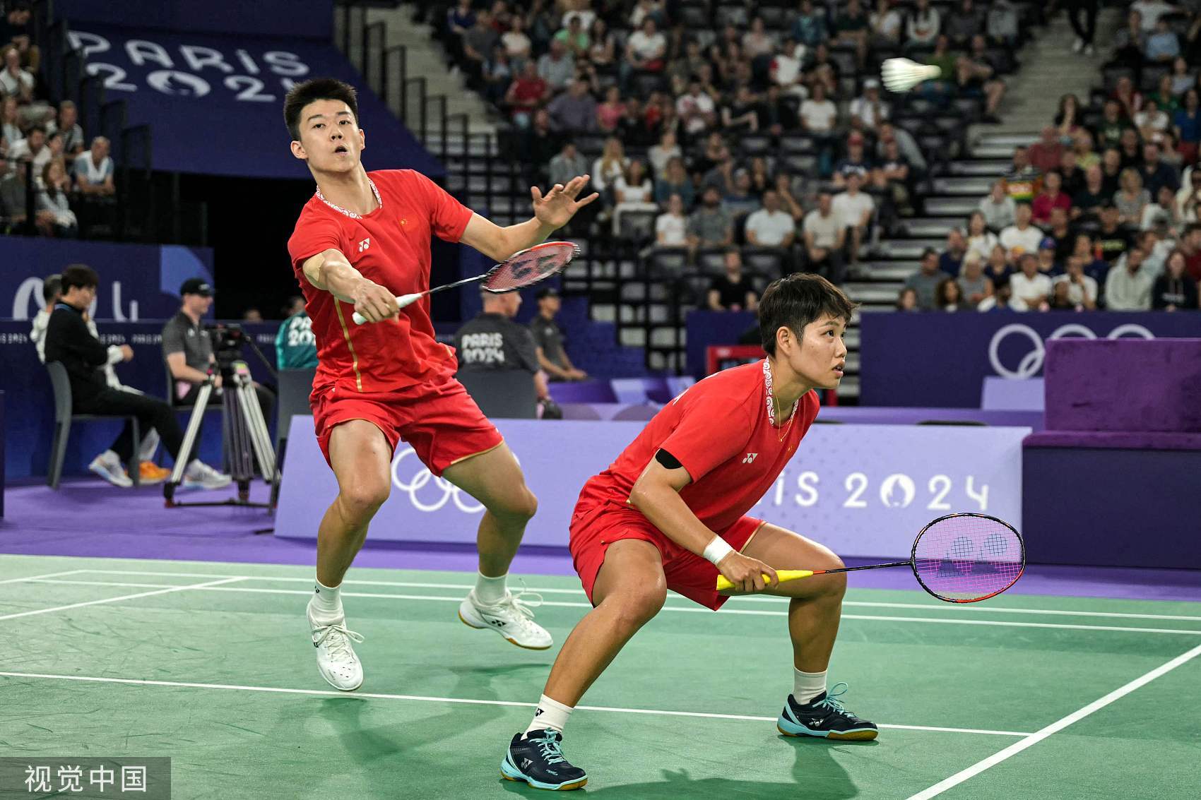 雷火电竞合作-羽毛球双打混合决赛中，实力相当对决