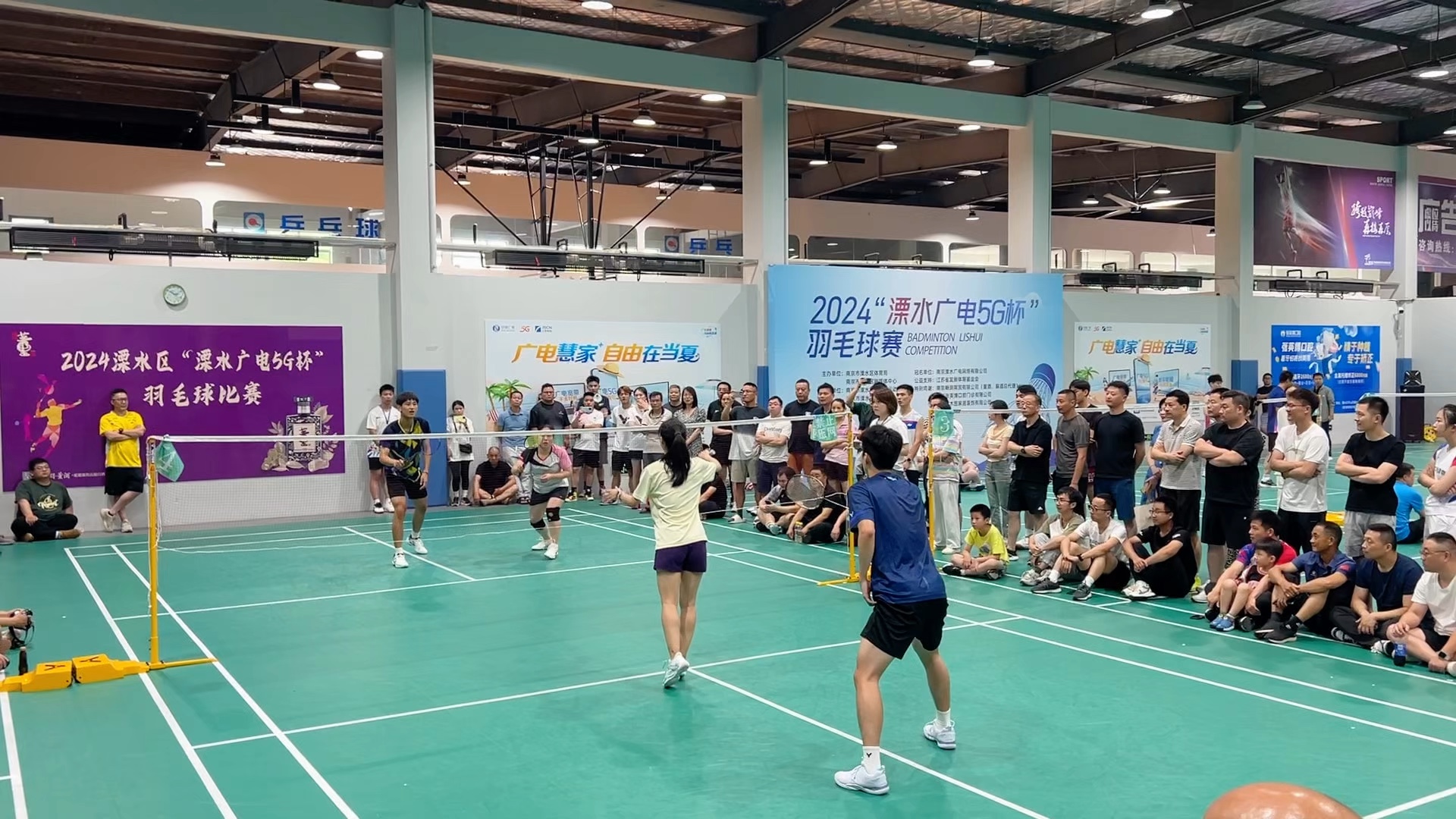 羽毛球双打混合决赛中，实力相当对决