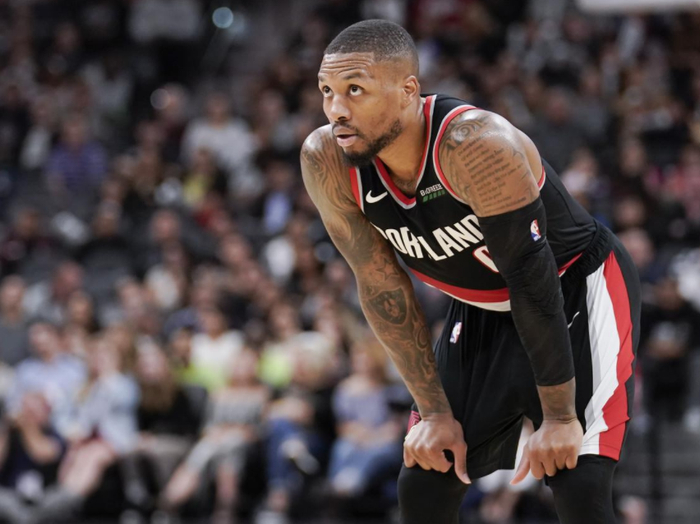 开拓者队全队联手取得胜利，团结一致