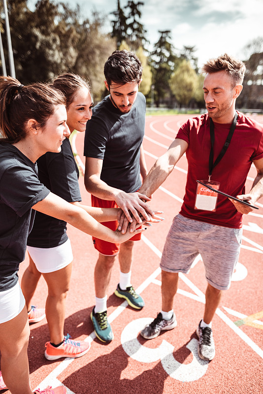 体育赛场上，各国选手团结拼搏、向前进击