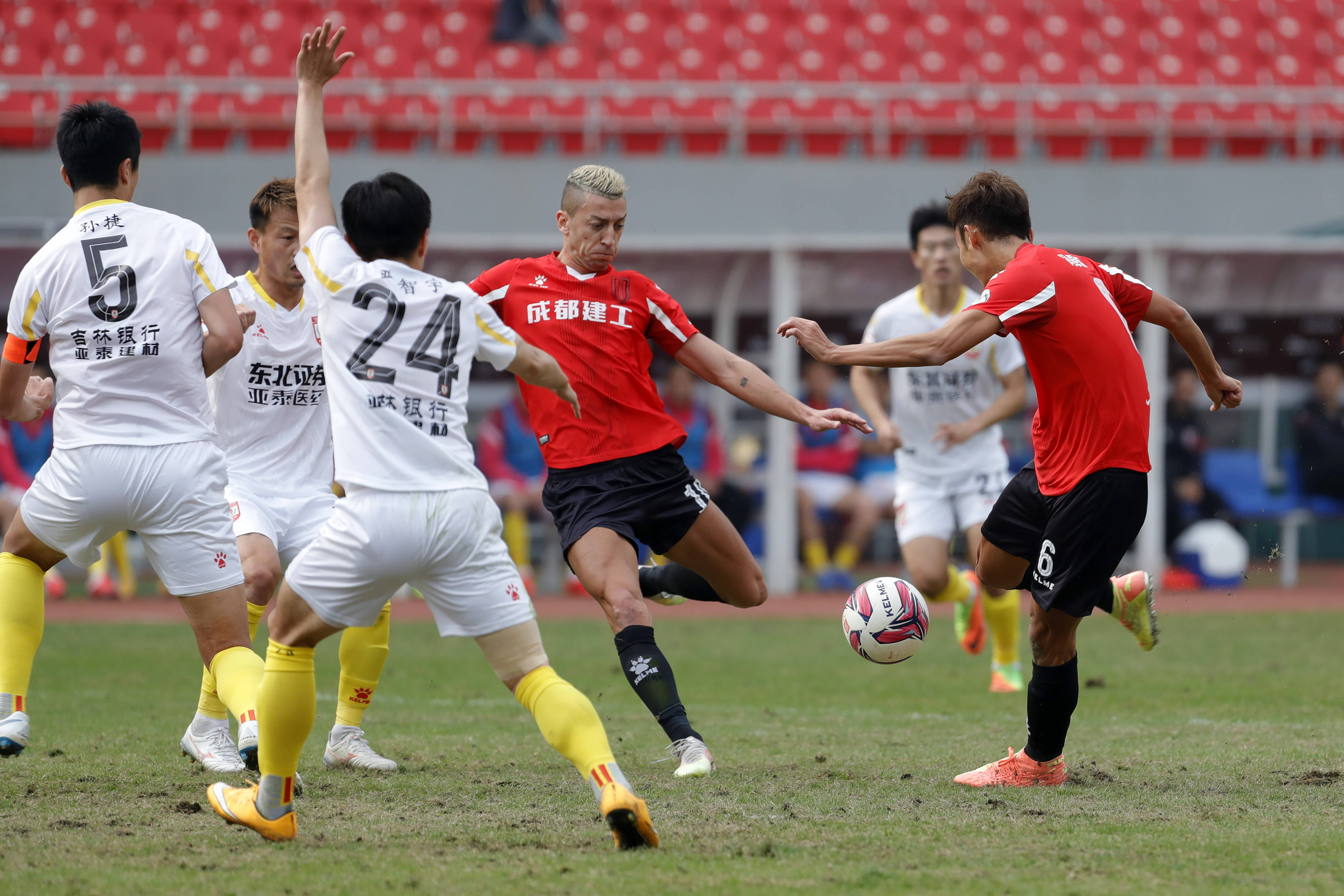 雷火电竞-中国球队长春亚泰首次参加亚洲俱乐部足球比赛的简单介绍