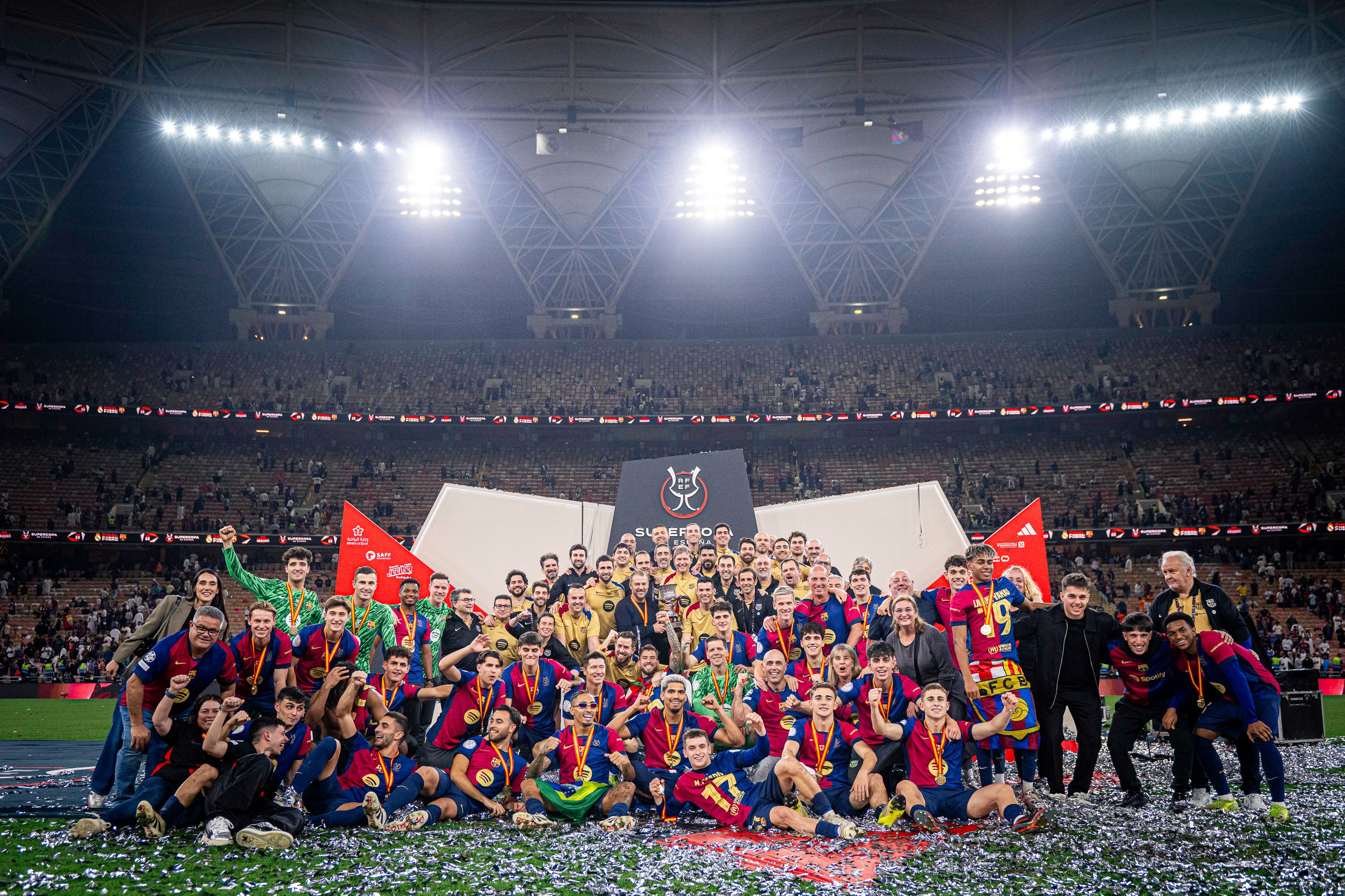 足球赛季收官，冠军榜单揭晓