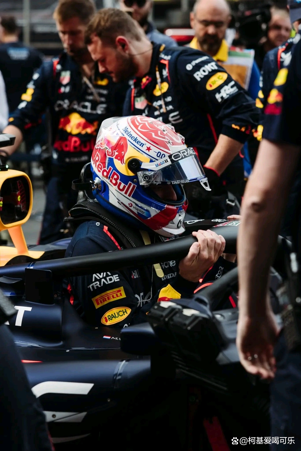 阿斯顿马丁翻盘红牛二队，维斯塔潘点燃赛场